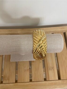 Joan Rivers Signed Gold Tone Hinged Cuff Bracelet Old Money Glam 90s Y2K